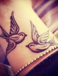 手腕上唯美漂亮的燕子纹身