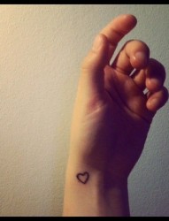 手腕处一颗小小的爱心纹身