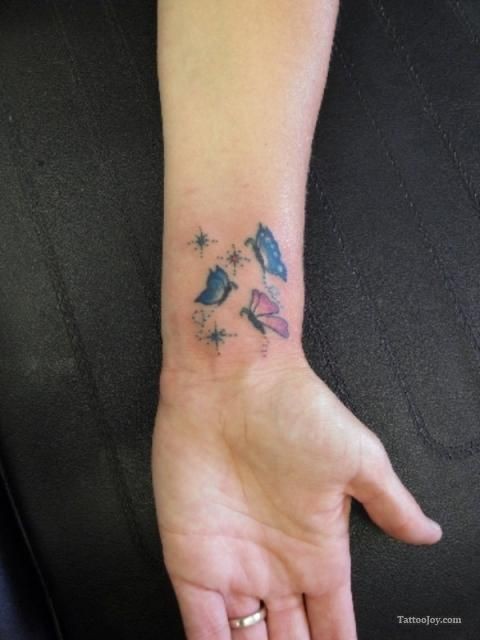 点击大图看下一张：手腕漂亮的蝴蝶纹身