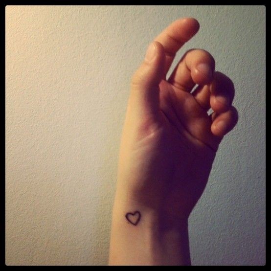 点击大图看下一张：手腕处一颗小小的爱心纹身