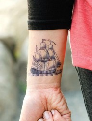 手腕处帆船纹身