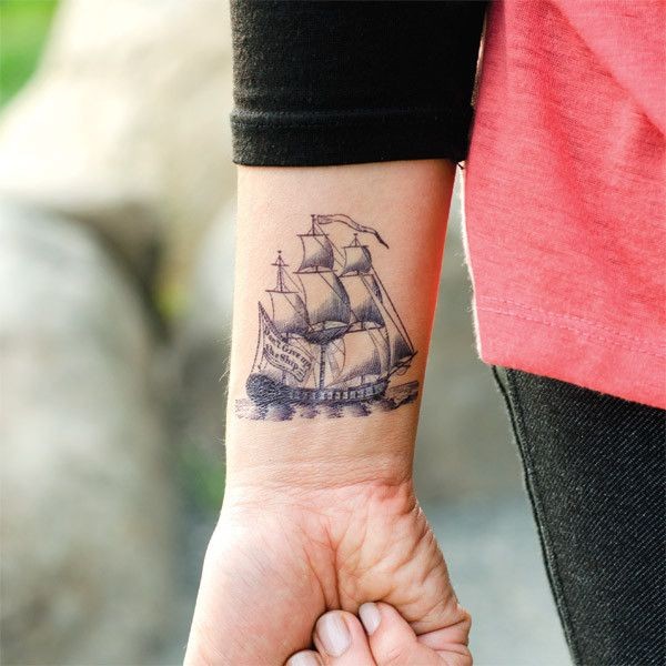 点击大图看下一张：手腕处帆船纹身