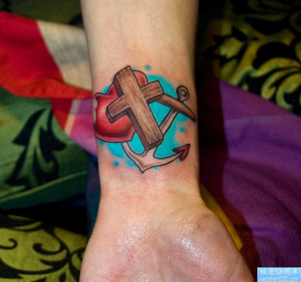 点击大图看下一张:手腕上一幅漂亮船锚纹身图片