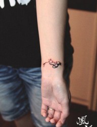 女人手腕唯美小巧的梅花纹身图片