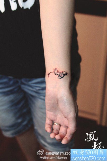 点击大图看下一张：女人手腕唯美小巧的梅花纹身图片