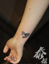 女人手腕小巧的小木马纹身图片