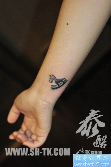 点击大图看下一张：女人手腕小巧的小木马纹身图片
