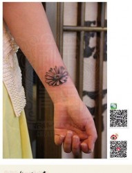 女人手腕小邹菊纹身图片