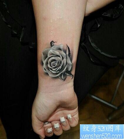 点击大图看下一张：纹身520图库推荐一幅女人手腕玫瑰花纹身图片