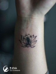 女人手腕小巧潮流的黑白莲花纹身图片