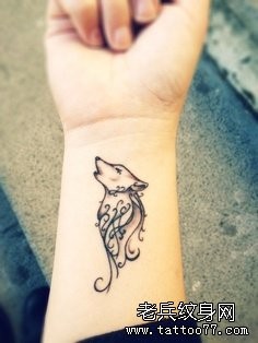 点击大图看下一张：一幅女人手腕狼纹身图片由纹身520图库推荐