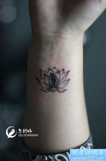 点击大图看下一张：女人手腕小巧潮流的黑白莲花纹身图片