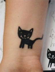 女人手腕小巧可爱的小猫纹身图片