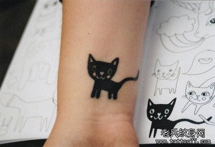 点击大图看下一张：女人手腕小巧可爱的小猫纹身图片