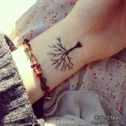 点击大图看下一张：手腕树纹身图案