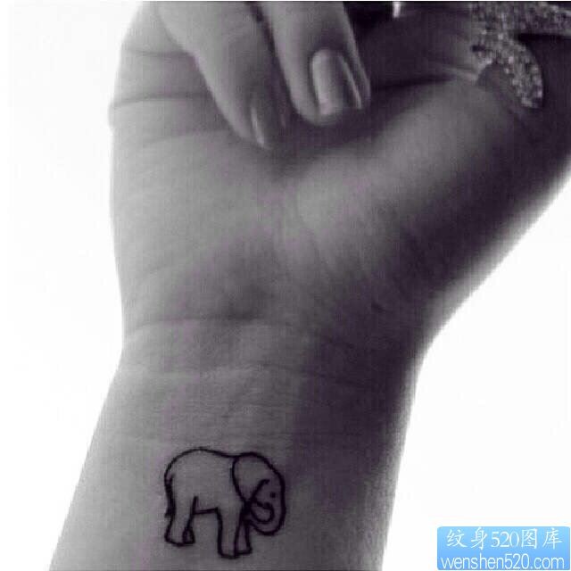 点击大图看下一张：一款手腕小象纹身图案