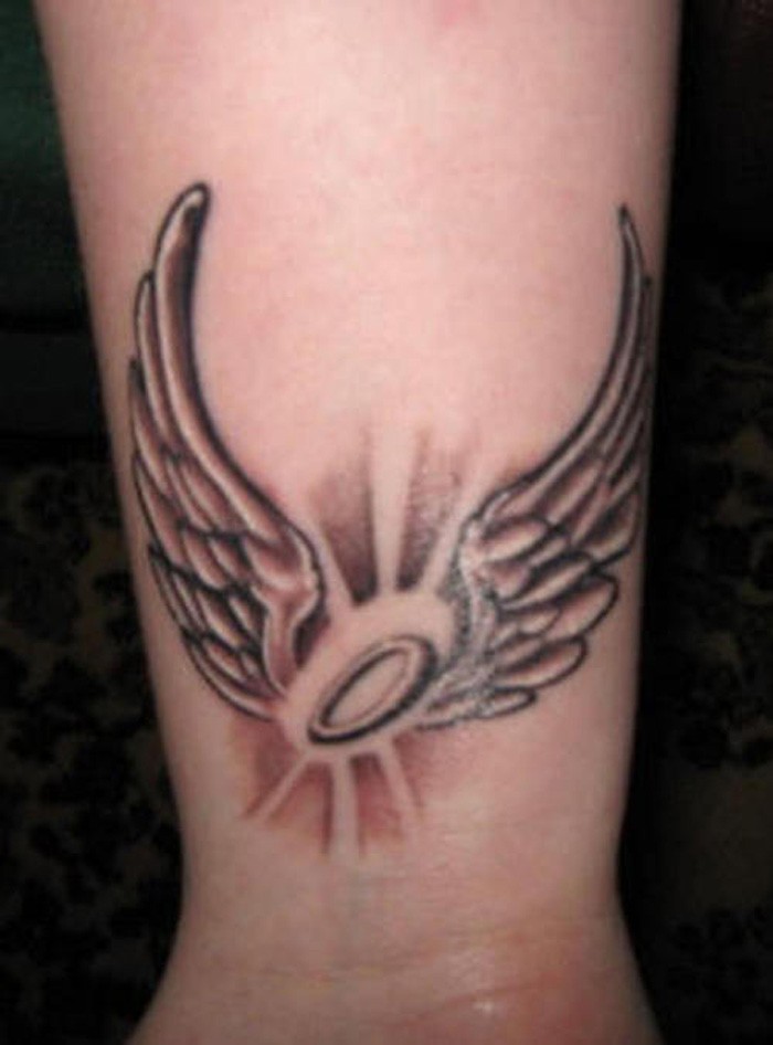 点击大图看下一张：手腕上小巧漂亮的天使翅膀纹身