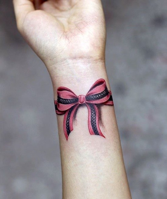 点击大图看下一张：手腕上漂亮的蝴蝶结纹身