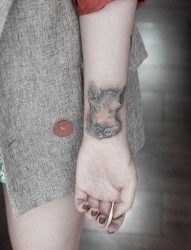 一款女性手腕斯芬克斯猫咪纹身图案