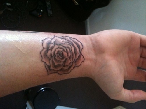 点击大图看下一张：手腕漂亮唯美的玫瑰纹身图2