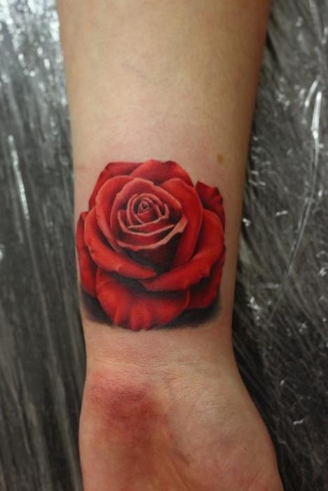 点击大图看下一张：手腕漂亮唯美的玫瑰纹身图4