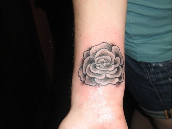 点击大图看下一张：手腕上小小的玫瑰纹身图4
