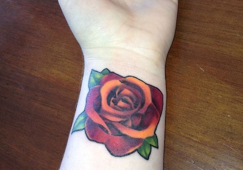 点击大图看下一张：手腕漂亮唯美的玫瑰纹身图5