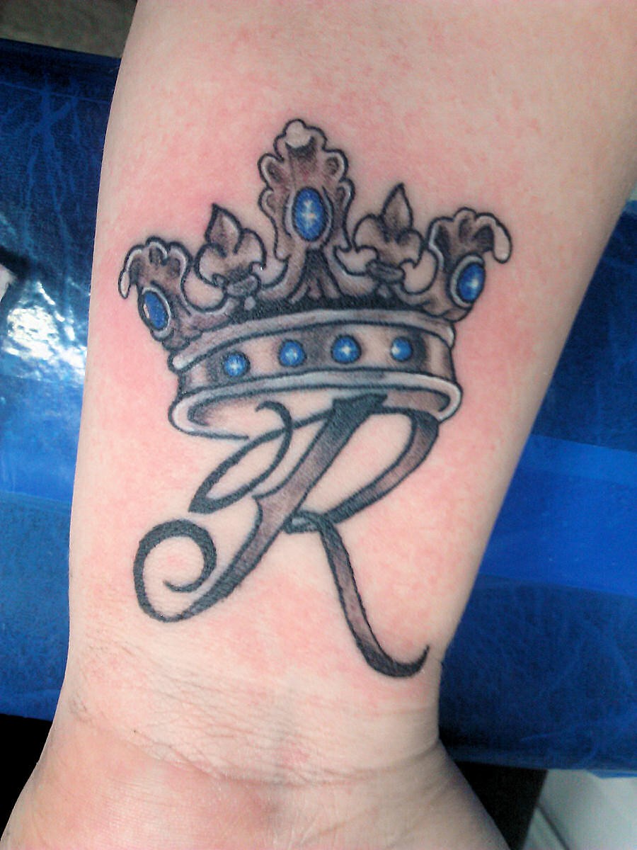 点击大图看下一张：手腕漂亮好看的皇冠纹身
