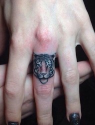 手指上漂亮小小的老虎头像纹身