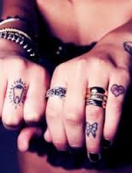 手指上非常可爱的小纹身