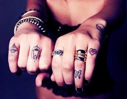 点击大图看下一张：女性手指上小小的纹身图案
