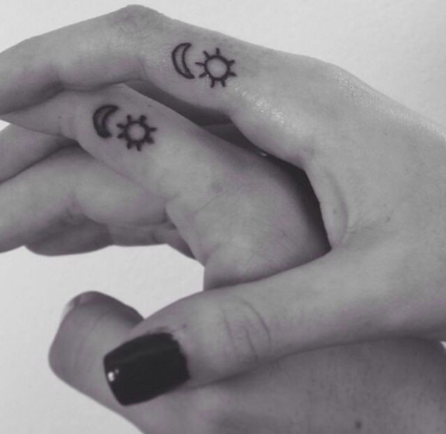 点击大图看下一张：情侣手指小小的太阳纹身