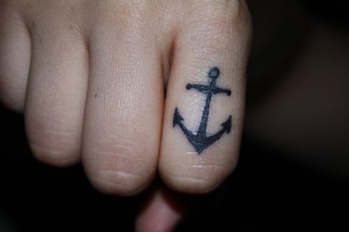 点击大图看下一张：手指上小小的船锚纹身