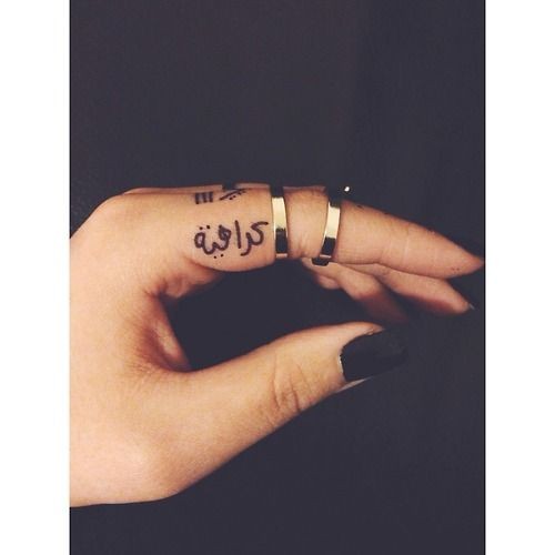 点击大图看下一张：一组漂亮的手指纹身图案图3