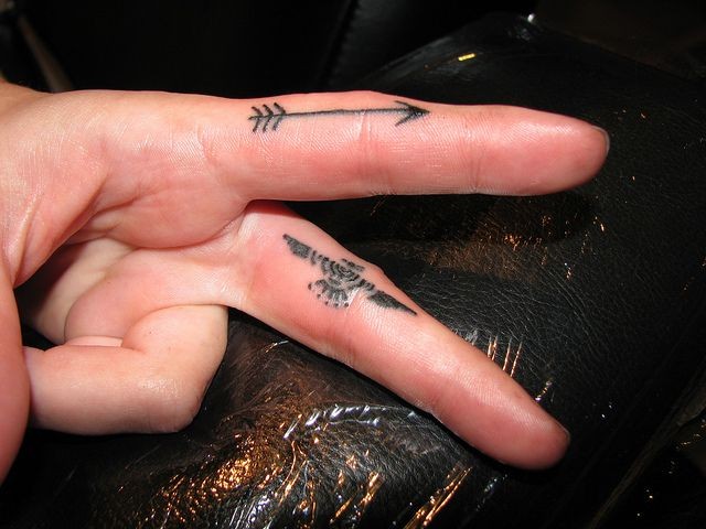 点击大图看下一张：手指上特别有个性的纹身图案