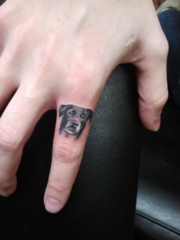 点击大图看下一张：手指漂亮的小狗头像纹身
