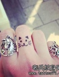 手指小清新猫咪纹身图案