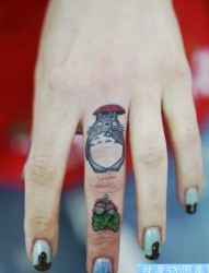 一款手指卡通龙猫纹身图案