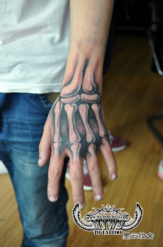 点击大图看下一张：非常炫酷的手部骨骼纹身