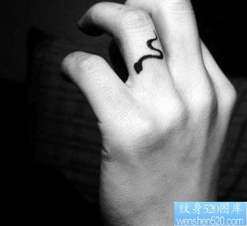 点击大图看下一张：手指一款个性蛇纹身图案