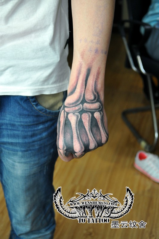 点击大图看下一张：非常炫酷的手部骨骼纹身图2