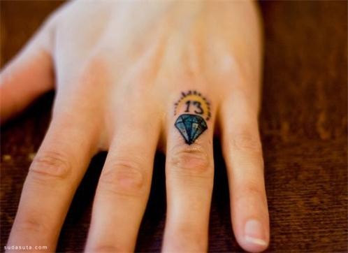 点击大图看下一张：手指上小小的钻石刺青