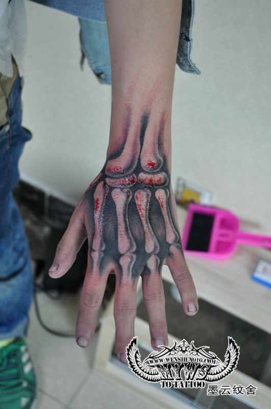 点击大图看下一张：非常炫酷的手部骨骼纹身图4