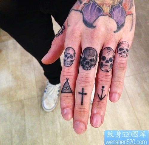 点击大图看下一张：手指个性骷髅头纹身图案