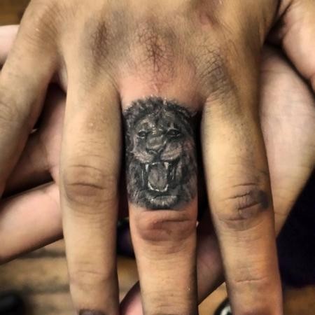 点击大图看下一张：手指上小小的狮子头像纹身图3