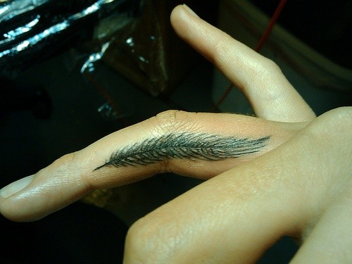 点击大图看下一张：手指上小小的羽毛纹身图2