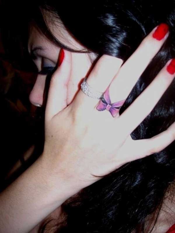 点击大图看下一张：手指上漂亮唯美的蝴蝶结纹身