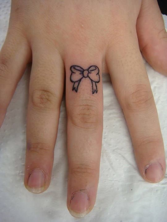 点击大图看下一张：手指上漂亮唯美的蝴蝶结纹身图3