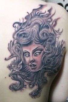 点击大图看下一张：肩部的蛇发美女美杜莎纹身