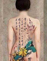 女士背后彩色莲花带古文的纹身图案